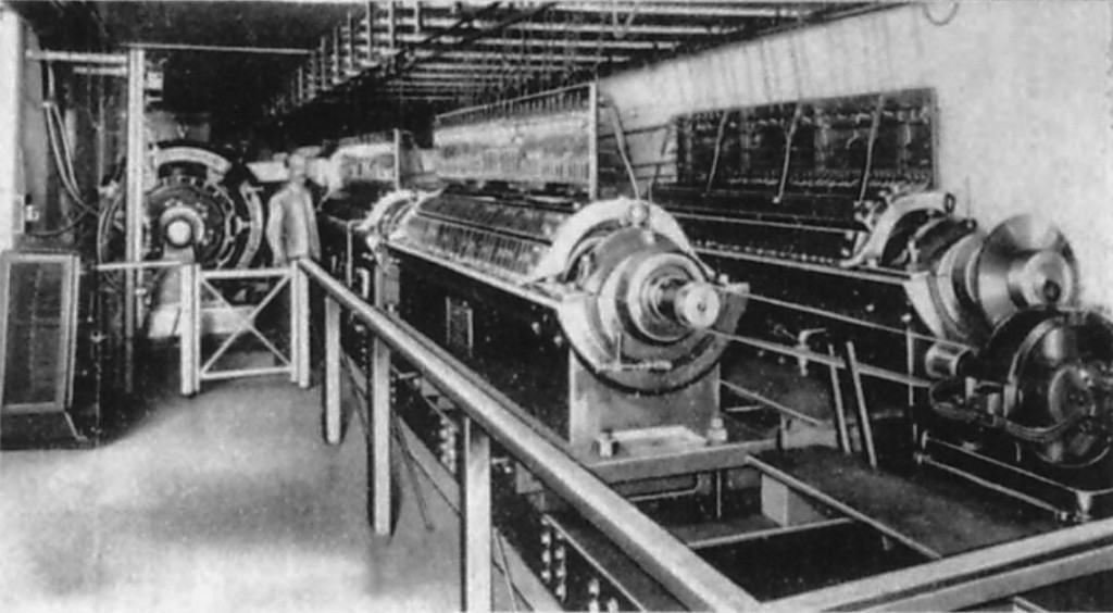 1906年左右，两个电传簧风琴MkII上的音轮转子，位于电传簧风琴音乐厅的地下室。图/《麦克卢尔》杂志，1906年