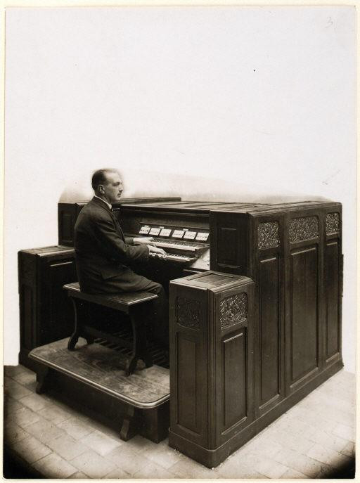 风琴演奏家查尔斯·图尔内米尔（Charles Tournemire）在演奏维勒蒙布勒教堂（église de Villemomble）的电波风琴