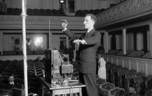 利昂·泰勒明在巴黎演奏泰勒明琴，1927年