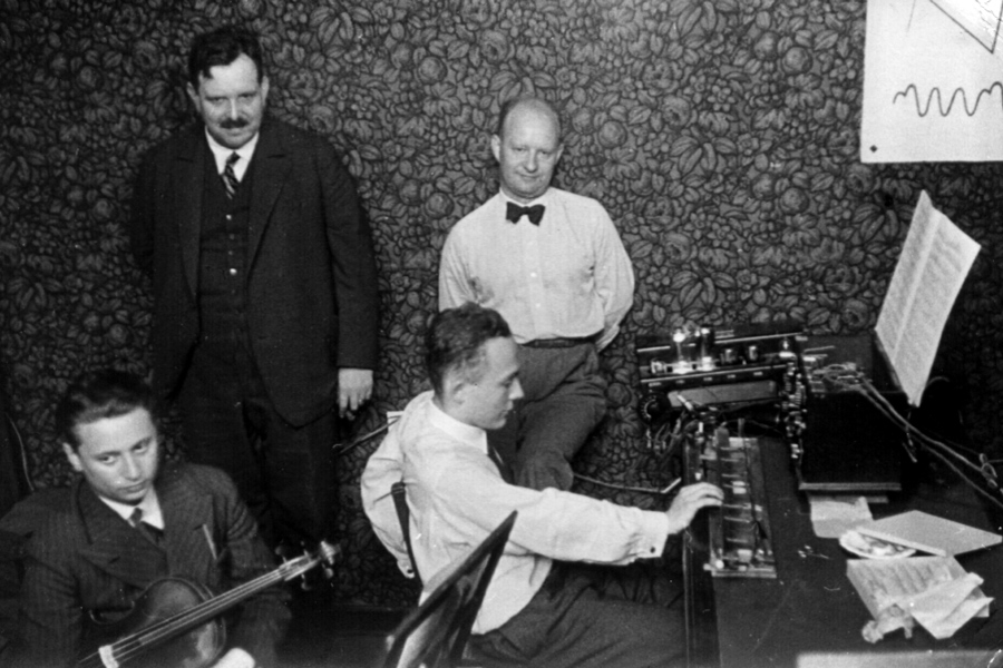 （左起）特劳特温、保罗·亨德密特、奥斯卡·萨拉在演奏特劳特温琴，1933年摄于柏林