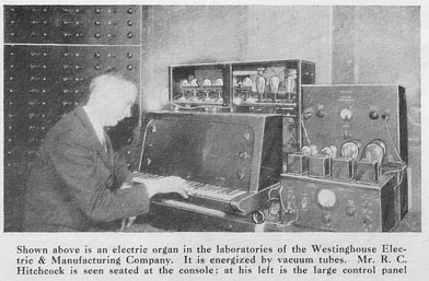 R.C.希区柯克与位于西屋电气制造公司实验室的西屋电风琴，发明者坐在乐器的演奏终端旁，他的左边，是一个庞大的控制面板，1931年摄