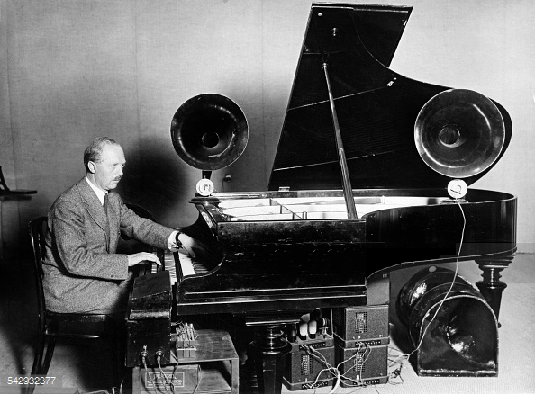 布鲁诺·赫尔伯格坐在一台装有赫勒琴的大钢琴旁