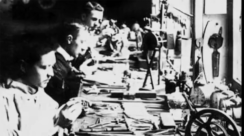 科普勒克斯兄弟在父亲的制表店工作，1900年