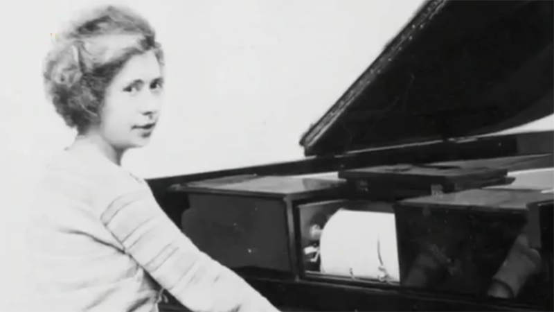 路易丝·科普勒克斯（埃洛伊的姐姐）在演奏一台经过放大器放大的电钢琴（Télépiano），1922年