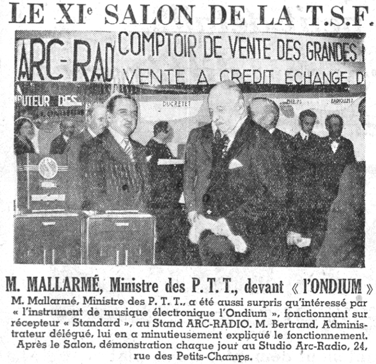 1934年巴黎“21世纪无线电沙龙”（21st Radio Salon）上，电信部长M.马拉美（Mallarmé）站在商业量产版的盒装比沙德利电子琴前面。图/《巴黎晚报》（Paris Soir），1934年9月