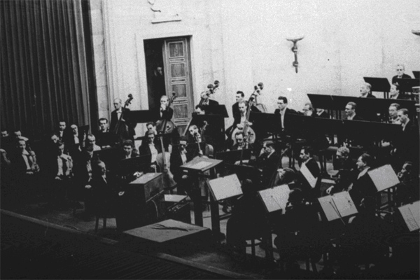 奥斯卡·萨拉与里奥·波查斯德（Leo Borchard）在布达佩斯的一场音乐会上演奏特劳特恩琴，1942年