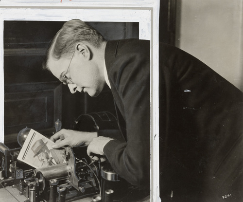 理查德·让格与一套无线传真系统（facsimile）。1924年，让格发明了今天传真机的祖先——无线传像仪（photoradiogram，亦称“跨洋无线电传真机”，transoceanic radio facsimile）。1924年11月，一张卡尔文·库利奇（Calvin Coolidge）总统的照片经传真系统从纽约发送到伦敦，这张照片是第一张通过传真机异地复现的照片。
