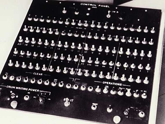 CSIRAC计算机终端的控制面板，上面有多行旋钮，每行20个，这些旋钮用于设置各个寄存器的比特数。
