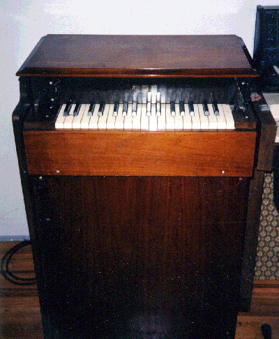 第一个钱柏林电子琴型号，M200