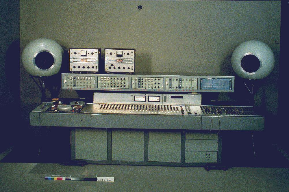 GRM工作室的控制终端，图中有一个EMI混音台，还有库皮尼合成器（Coupigny Synthesiser）的一部分，1972年