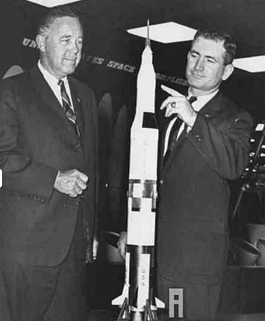 科克（左），美国航空航天局第一位工程研究主管