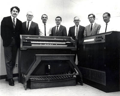 罗克韦尔/艾伦计算机风琴的研发团队站在一台原型机旁