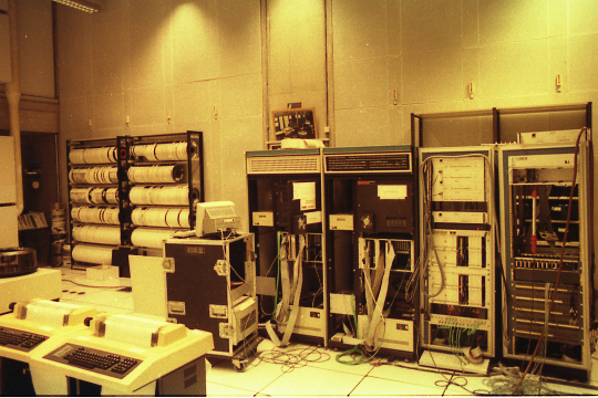 声学和音乐联合研究所（IRCAM）设备室的4X合成器（中间）