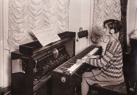 安妮·施皮尔曼（Anni Spielmann，埃默里克的女儿）在弹奏超级钢琴