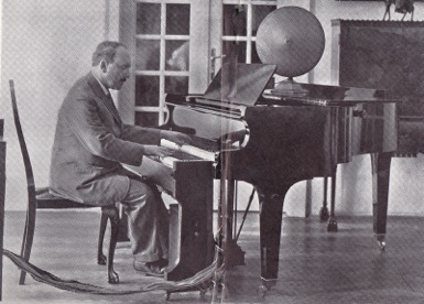 埃默里克·施皮尔曼在演奏一台超级钢琴与标准钢琴