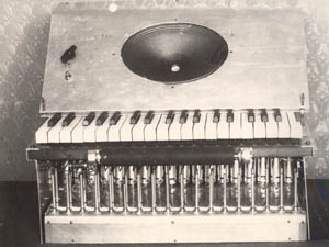 早期的泰勒明电风琴，来自莫斯科泰勒明电声乐器中心（The Theremin Center for Electroacoustic Music）