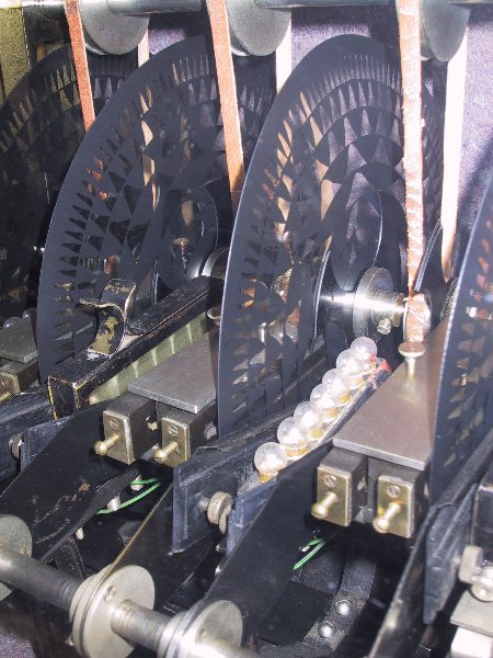 维也纳科技博物馆馆藏的最后一台超级钢琴，图为赛璐珞光盘以及光源