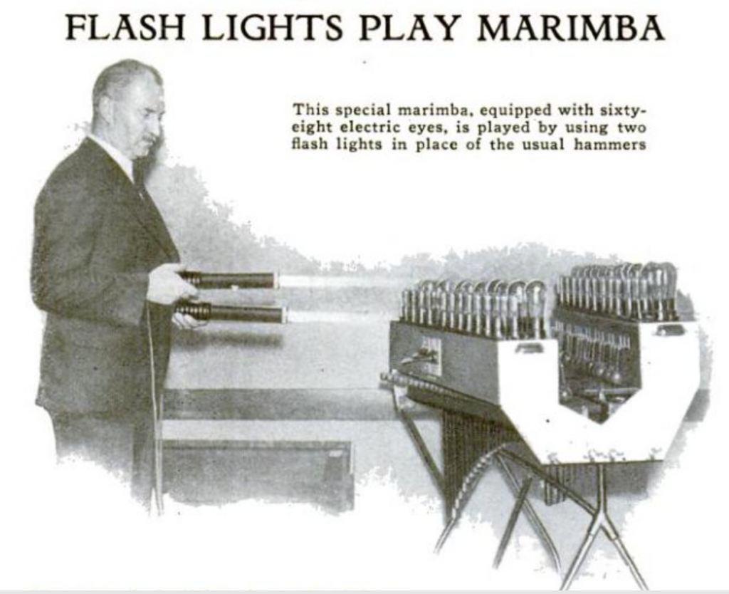 托马斯博士在演奏光电马林巴。图题：用手电筒演奏的马林巴琴；图注：这台特殊的马林巴琴，配有68个“电眼”(即光电池)，使用两个手电筒作为“乐锤”进行演奏