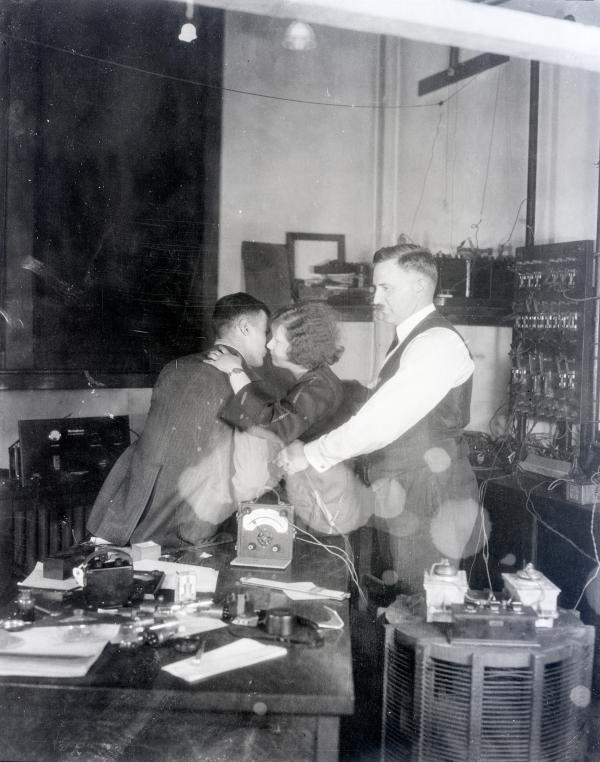 西屋电子工程师托马斯正在使用“超声波麦克风”测量一对情侣接吻时的心悸情况，1924年3月13日，于宾州匹兹堡