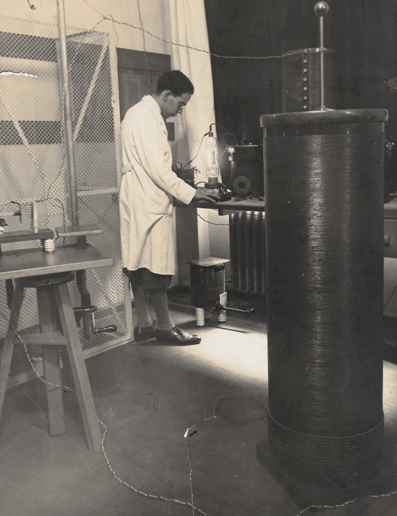 萨拉加在柏林赫兹研究所研制萨拉加发生器，1932年。供图/萨拉加家族资料
