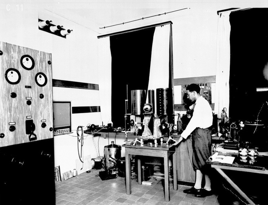 沃利亚·萨拉加在赫兹研究所进行研究，1932年，柏林。供图/柏林 TU Archives