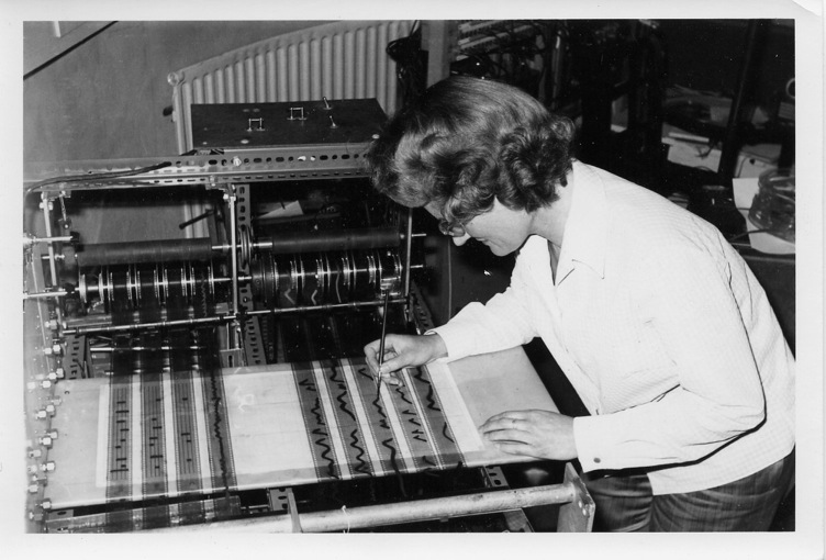 达芙妮·欧拉姆在欧拉米科工作室使用欧拉米科合成器创作电子音乐作品。该工作室的具体位置：Tower Folly, Fairseat, Wrotham, Kent