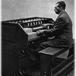 阿曼德·基伍莱特和爱德华·埃洛伊·克普勒克斯在基伍莱特琴的穿孔纸带控制器旁，1932年