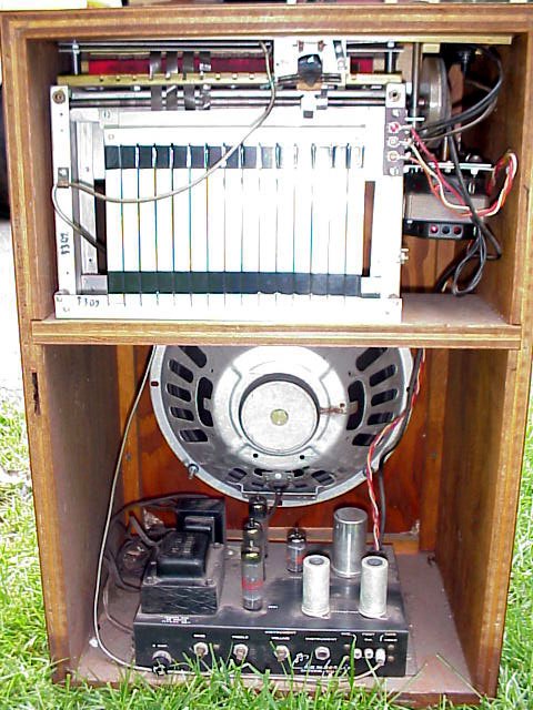 钱柏林节奏伴侣内部，可看到10英寸扬声器和磁带循环乐句装置