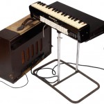塞尔莫产电子钢片琴，配有支架、放大器扬声器箱